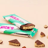 Nicks Keto Bar Peanuts N Fudge, snack al caramello di cioccolato, 175 calorie, 3,9 carboidrati netti, senza zucchero aggiunto, senza glutine, dolci a basso contenuto di carboidrati (15x40g)