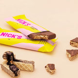 Nicks Keto Bar Peanuts N Fudge, snack al caramello di cioccolato, 175 calorie, 3,9 carboidrati netti, senza zucchero aggiunto, senza glutine, dolci a basso contenuto di carboidrati (15x40g)