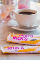 Nicks Keto Bar Peanuts N Fudge, snack al caramello di cioccolato, 175 calorie, 3,9 carboidrati netti, senza zucchero aggiunto, senza glutine, dolci a basso contenuto di carboidrati (15x40g)